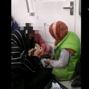 Arash Mir Ahmadi Instagram - «شمارش پولهای جمع آوری شده در مترو»
. 
این روزها در جاهای پرترافیک، یکی از شغلهای کاذب، #تکدی_گری یا #به_زور_عیدی_بگیری ست...
خلاصه.... 
  اگر شرایط اقتصاد‌‌ی عموم افراد‌‌ جامعه بهبود‌‌ پیدا کنه، معضل بیکاری مرتفع بشه و اگر امنیت شغلی برای همگان فراهم بشه، این افراد‌‌ مستحق هم به د‌‌امان جامعه باز خواهند‌‌ گشت. و چه خوبه که ما تلاش کنیم بجای ساختن خیریه های بی شمار، اصلا کودکانی با عنوان کودکان کار وجود نداشته باشد
#عید #نوروز #مبارک
#سال_نو_مبارک
#سال1401مبارک
