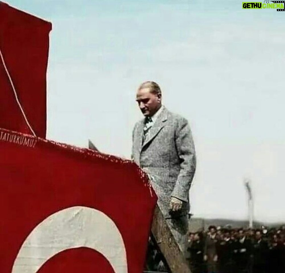 Arif Pişkin Instagram - Yaşasın Cumhuriyet… “Ey Türk Gençliği! Birinci vazifen, Türk istiklâlini, Türk Cumhuriyeti'ni, ilelebet muhafaza ve müdafaa etmektir. Mevcudiyetinin ve istikbalinin yegâne temeli budur. Bu temel senin en kıymetli hazinendir. İstikbalde dahi seni bu hazineden mahrum etmek isteyecek, dahili ve harici bedhahların olacaktır. Bir gün, istiklâl ve cumhuriyeti müdafaa mecburiyetine düşersen, vazifeye atılmak için, içinde bulunacağın vaziyetin imkân ve şeraitini düşünmeyeceksin! Bu imkân ve şerait, çok namüsait bir mahiyette tezahür edebilir. İstiklâl ve cumhuriyetine kasdedecek düşmanlar, bütün dünyada emsali görülmemiş bir galibiyetin mümessili olabilirler. Cebren ve hile ile aziz vatanın kaleleri zaptedilmiş, bütün tersanelerine girilmiş, bütün orduları dağıtılmış ve memleketin her köşesi bilfiil işgal edilmiş olabilir. Bütün bu şeraitten daha elim ve daha vahim olmak üzere, memleketin dahilinde, iktidara sahip olanlar gaflet ve dalâlet ve hatta hıyanet içinde bulunabilirler. Hatta bu iktidar sahipleri şahsi menfaatlerini, müstevlilerin siyasi emelleriyle tevhit edebilirler. Millet, fakr-ü zaruret içinde harap ve bitap düşmüş olabilir. Ey Türk istikbalinin evladı! İşte, bu ahval ve şerait içinde dahi vazifen, Türk İstiklâl ve Cumhuriyeti'ni kurtarmaktır! Muhtaç olduğun kudret, damarlarındaki asil kanda mevcuttur!” (1927)