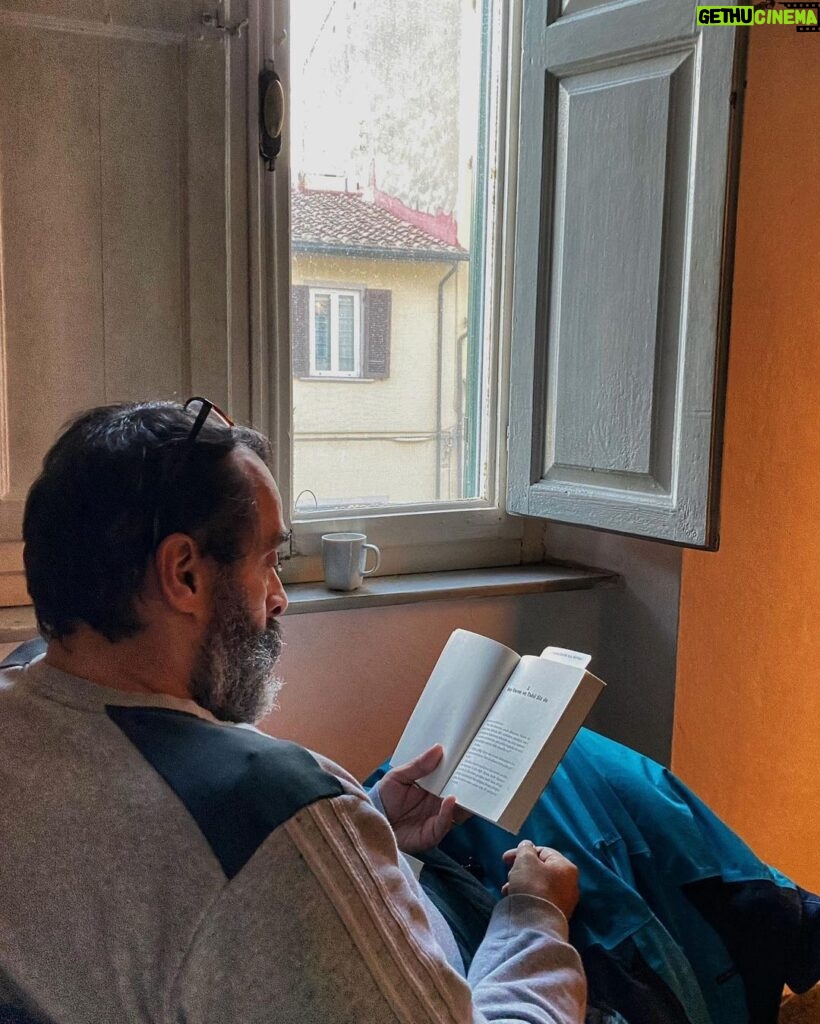 Arif Pişkin Instagram - “biri,hiçbiri,binlercesi” Sevgilimin gözünden… #italy #italia #italya #pisa #window #books Pisa, Italy