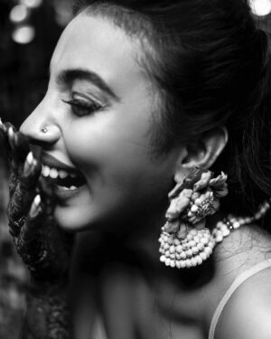 Arjun Kamath Instagram - It was the day of her mehendi, and @lakshmiambarish  had been patiently getting her hands painted while her loved ones were immersed in merriment. In the moment of freedom following the hours of being anchored, she let out a peal of laughter at some inside joke. At the time, the sun was setting outside her home and it appeared that her smile had taken over the responsibility of lighting up the room. That’s when I photographed this candid moment, capturing the ebullient charm of the free-spirited bride. Shortly after, I found myself thinking how beautiful it is to be lost in a moment of love and happiness when everyone you cherish is right by your side.

#CapturedOnCanon with a Canon EOD 5D Mark IV 

Lit with a @profotoglobal B10
@srishtidigilife @canonindia_official 

Makeup @vikrammittal5 
Hair @awon.wungkhai 

#arjunkamathphotography #bride #happy #portait #laughter #wedding #weddingphotography #photography #eosmaestro #mentorsinfocus #weddingsutra #wedmegood #photobugcommunity #photobug #bridesofindia #junebug #mywed