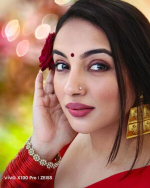 Arjun Kamath Instagram - Chasing Portraits with a Touch of Magic 🌟📷 In collaboration with @vivo_india , I discovered the transformative power of the ZEISS Multifocal Portrait Camera. Alongside the radiant @lakshmiambarish , Bengaluru's winter gave us the perfect canvas of cool shades and warm tones. As we meandered through quaint by-lanes and secreted gardens, I let my storytelling hues splash the scenes. The vivo X100 Series was the wand in my hand, revealing it with one click, imagination redefined.
.
@vivo_india @ifp.world @zeisscameralenses 

#vivoX100Series #XtremeImagination #UncoverTheImagination 🎨✨ #NextLevelOfImaging