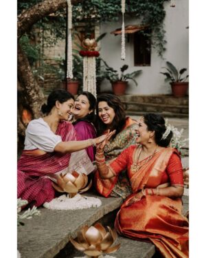 Arjun Kamath Instagram - @chaitra.sagar shares a festive moment with her friends following her pristine wedding ceremony with Kunal, pictures of which I'll be sharing soon. ✨

This photograph reminds me of the boundless joy, vivid colours, and merry celebrations that the festival of Ugadi has always brought to me and and my loved ones. 

Here’s wishing you and your family a blessed Ugadi. May the sun always shine bright on you, and may all your dreams and aspirations unfurl beautifully in the months to come.

Chaitra + Kunal, December 2021

#CapturedOnCanon with a @canonindia_official EOS R5 with a CanonRF 85mm f/1.2 L USM DS

#arjunkamathphotography #ugadi #festival #happy #bride #friends #bridal #flowers #jasmine #laughter #festive #festiveseason #weddingsaree #indianwedding #wedding #bangalorewedding #weddingphotography #bangalore  #DoGreatWithCanon #MentorsInFocus #EOSMaestro #instagood #instagram
