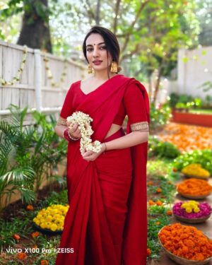 Arjun Kamath Instagram - Chasing Portraits with a Touch of Magic 🌟📷 In collaboration with @vivo_india , I discovered the transformative power of the ZEISS Multifocal Portrait Camera. Alongside the radiant @lakshmiambarish , Bengaluru's winter gave us the perfect canvas of cool shades and warm tones. As we meandered through quaint by-lanes and secreted gardens, I let my storytelling hues splash the scenes. The vivo X100 Series was the wand in my hand, revealing it with one click, imagination redefined.
.
@vivo_india @ifp.world @zeisscameralenses 

#vivoX100Series #XtremeImagination #UncoverTheImagination 🎨✨ #NextLevelOfImaging