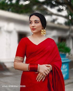 Arjun Kamath Instagram - Chasing Portraits with a Touch of Magic 🌟📷 In collaboration with @vivo_india , I discovered the transformative power of the ZEISS Multifocal Portrait Camera. Alongside the radiant @lakshmiambarish , Bengaluru's winter gave us the perfect canvas of cool shades and warm tones. As we meandered through quaint by-lanes and secreted gardens, I let my storytelling hues splash the scenes. The vivo X100 Series was the wand in my hand, revealing it with one click, imagination redefined.
.
@vivo_india @ifp.world @zeisscameralenses 

#vivoX100Series #XtremeImagination #UncoverTheImagination 🎨✨ #NextLevelOfImaging