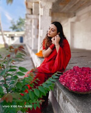 Arjun Kamath Instagram - Chasing Portraits with a Touch of Magic 🌟📷 In collaboration with @vivo_india , I discovered the transformative power of the ZEISS Multifocal Portrait Camera. Alongside the radiant @lakshmiambarish , Bengaluru's winter gave us the perfect canvas of cool shades and warm tones. As we meandered through quaint by-lanes and secreted gardens, I let my storytelling hues splash the scenes. The vivo X100 Series was the wand in my hand, revealing it with one click, imagination redefined.
.
@vivo_india @ifp.world @zeisscameralenses 

#vivoX100Series #XtremeImagination #UncoverTheImagination 🎨✨ #NextLevelOfImaging