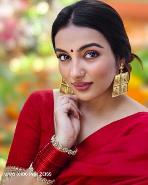 Arjun Kamath Instagram - Chasing Portraits with a Touch of Magic 🌟📷 In collaboration with @vivo_india , I discovered the transformative power of the ZEISS Multifocal Portrait Camera. Alongside the radiant @lakshmiambarish , Bengaluru's winter gave us the perfect canvas of cool shades and warm tones. As we meandered through quaint by-lanes and secreted gardens, I let my storytelling hues splash the scenes. The vivo X100 Series was the wand in my hand, revealing it with one click, imagination redefined.
.
@vivo_india @ifp.world @zeisscameralenses 

#vivoX100Series #XtremeImagination #UncoverTheImagination 🎨✨ #NextLevelOfImaging