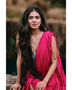 Arjun Kamath Instagram - “You can never wrong with a little pink, a lot works too.” ~ Dana Dalgetty Actress- @malavikamohanan_ Costume designed and styled by- @wardha_ahamed Make-up- @makeupartistkarishmabajaj Hair- @nishisingh_muah Public Relations- @theitembomb Accessories- @creativegemsandjewels #CapturedOnCanon with a Canon EOS 5D Mark IV @canonindia_official #portrait #actress #malavikamohanan #nature #pink #brown #sunlight #naturallight #photography #arjunkamathphotography #mumbai #DoGreatWithCanon #MentorsInFocus #EOSMaestro #malavikamohanan #bollywood #instagood #instagram