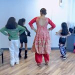Arti Singh Instagram - Backstage dancing with these talented kids @rkdancedubai @rkdancesharjah Wearing @rashmi_aaryaa @shreeaaryaofficial