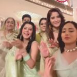 Arti Singh Instagram - Entering in 2024 with all my crazy people😻😂 Wishing you all a very happy new year from team Shravani 💥🌟 #happynewyear2024 #trendingreels #trending #instagram #instagood #instamood #instadaily #dance #fun #dancevideo #expression #viralreels #viralvideos #shravani #family #teamshravani #hinditvshow #hindicinema #kg