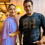 Arti Singh Instagram - To be on poster with my most favourite Salman sir it was a dream .. @beingsalmankhan I really pray tht u are always always happy and healthy. Thank u for giving me right advice in the most important show of my life which changed so many things in my life . One of the reasons to do big boss was this person who I respect and love so much HAPPY BIRTHDAY SIR❤️