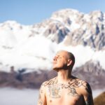 Artyom Khorev Instagram - Сними с меня страх как слои одежды Вытащи на свет костра я соберу валежник Проведи сквозь ледоход безбрежный С перевала Дятлова к мысу Доброй Надежды Пхото @nakifaria А 23.12.2022 выйдет альбом нашего сайд-проекта. Всем мир🖖🏿 Северная Осетия