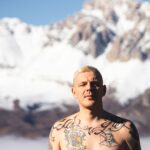 Artyom Khorev Instagram - Сними с меня страх как слои одежды Вытащи на свет костра я соберу валежник Проведи сквозь ледоход безбрежный С перевала Дятлова к мысу Доброй Надежды Пхото @nakifaria А 23.12.2022 выйдет альбом нашего сайд-проекта. Всем мир🖖🏿 Северная Осетия