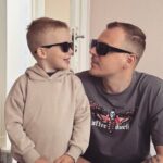 Artyom Khorev Instagram - Сынок, как же здорово, что ты сейчас маленький и тебе дела нет до всего, что происходит за пределами твоего маленького мирка. И как же здорово, что мы пока можем сохранять этот мирок. И его никто не освобождает, точечно по нему не бьет, не переворачивает, не защищает. Надеюсь так будет и дальше. И везде. Когда-нибудь нам придется это все обсуждать, но это будет потом. А пока вот тебе очки, панамка, сачок, беговел и погнали ловить бабочек да есть мороженое🤗 Всем мир 🖖🏿