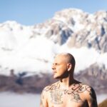 Artyom Khorev Instagram - Сними с меня страх как слои одежды Вытащи на свет костра я соберу валежник Проведи сквозь ледоход безбрежный С перевала Дятлова к мысу Доброй Надежды Пхото @nakifaria А 23.12.2022 выйдет альбом нашего сайд-проекта. Всем мир🖖🏿 Северная Осетия