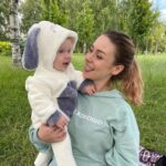Artyom Khorev Instagram - С днем рождения, Алиночка-Любовь❤️ В моем сердечке ты отдельная пятая камера. И хоть я и говорил, что ты на третьем месте после острой шаурмы и тех печенек с орешками, что ты покупаешь, на самом деле ты на втором месте! Сразу после шаурмы😍Выше просто невозможно быть! Вот так сильно я тебя люблю🤗 Если бы мы были обувью, то ты была бы кроксами, в которых ходишь как по облачку. А если бы мы были неожиданными приятными сюрпризами, то ты была бы настоящим наследством от неизвестного родственника из Африки! Если бы мы были катышками, то ты была бы катышком в кармане пьяненького Достоевского, бредущего по пасмурному Питеру домой из кабака и обдумывающего сцену убийства старушки. Кстати, распределяющая шляпа тебя бы точно отправила в Слизерин😈 Уверен ты бы сделала лучшее поносное зелье в Хогвартсе! И Дамблдор дал бы за это 50 очков факультету. Прямо из туалета! Передал бы через плаксу Миртл… Спасибо за Рому, за дом, за уют, за терпение и за всё, всё, всё. хохохо