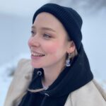 Artyom Khorev Instagram - С днем рождения, Алиночка-Любовь❤️ В моем сердечке ты отдельная пятая камера. И хоть я и говорил, что ты на третьем месте после острой шаурмы и тех печенек с орешками, что ты покупаешь, на самом деле ты на втором месте! Сразу после шаурмы😍Выше просто невозможно быть! Вот так сильно я тебя люблю🤗 Если бы мы были обувью, то ты была бы кроксами, в которых ходишь как по облачку. А если бы мы были неожиданными приятными сюрпризами, то ты была бы настоящим наследством от неизвестного родственника из Африки! Если бы мы были катышками, то ты была бы катышком в кармане пьяненького Достоевского, бредущего по пасмурному Питеру домой из кабака и обдумывающего сцену убийства старушки. Кстати, распределяющая шляпа тебя бы точно отправила в Слизерин😈 Уверен ты бы сделала лучшее поносное зелье в Хогвартсе! И Дамблдор дал бы за это 50 очков факультету. Прямо из туалета! Передал бы через плаксу Миртл… Спасибо за Рому, за дом, за уют, за терпение и за всё, всё, всё. хохохо