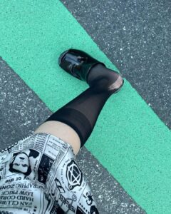 Asami Usuda Instagram - ふみこちゃんの個展へ キッキンやダイニングがとても似合うし、食器と写っているふみこちゃんが好き🍽️思い返せば2014年に見た「じぶんでやるわ！」展でも、パンと写ってる写真が好きだったな🥖