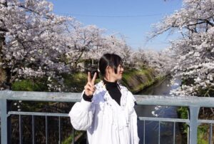Asami Usuda Instagram - 川島小鳥さんの写真展
『たくさんの今たち』へ🐣

生命力に満ちていて、じわーっと元気が出た🙌🏻🔥わたしも、生き生きと今をたくさん生きたい！そんな気持ち🙃❤️‍🔥

富山県は桜が満開だった。どこを通っても光や景色が美しかった🤳🏻✨

#たくさんの今たち