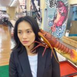 Asami Usuda Instagram - サンキューの歳になりました🧏🏻‍♀️ 感謝感謝の1年にします💞 とある現場にて、あまりにも本物に見えるから記念撮影した、小道具の🦐🦀です💁🏻‍♀️ 意味不明ですね➰✌🏻