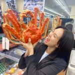Asami Usuda Instagram - サンキューの歳になりました🧏🏻‍♀️ 感謝感謝の1年にします💞 とある現場にて、あまりにも本物に見えるから記念撮影した、小道具の🦐🦀です💁🏻‍♀️ 意味不明ですね➰✌🏻