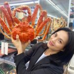 Asami Usuda Instagram - サンキューの歳になりました🧏🏻‍♀️ 感謝感謝の1年にします💞 とある現場にて、あまりにも本物に見えるから記念撮影した、小道具の🦐🦀です💁🏻‍♀️ 意味不明ですね➰✌🏻