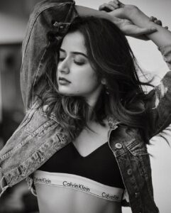 Ashika Ranganath Instagram - Denim affair 💙 Shot by @sandeep.mv Make up @urjapatel_artistry Hair @paramesh_hairstylist