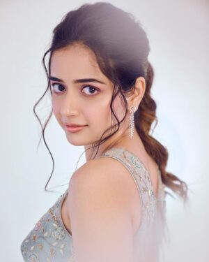 Ashika Ranganath Instagram - 👸
For the launch of @joscojewellers in Namma Bengaluru! 

Shot by @sandeep.mv 
Outfit @sithara_kudige 
Styling @stilerush_by_varshinijanakiram @varshini_janakiram 
Accessories @joscojewellers 
Make up @makeupbyabhilasha 
Hair @paramesh_hairstylist 
Location @_sunburstt_
