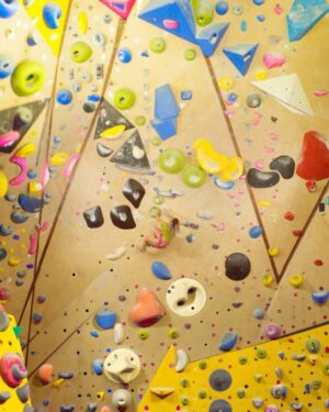 Ashima Shiraishi Instagram - The walls are full of latent possibilities! 🌀 Exploring them one at a time. Fueling up for the infinity wall with a new smoothie bowl from @smoothieking 🍓🤸🏻‍♀️❇️

#ad
photo/ video: @bumblemeek