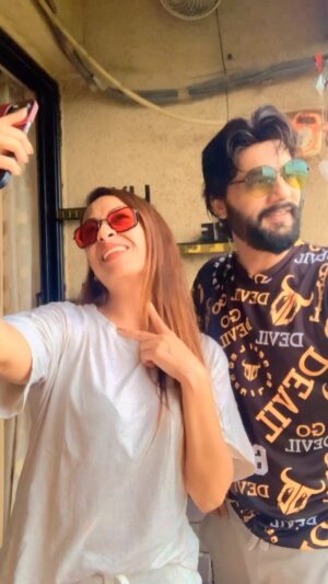 Ashita Dhawan Instagram - Only married ppl Can understand 😀
.
.
#ideas #reels #husbandandwife #trending #fun #laugh #reelitfeelit #morning