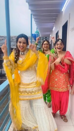 Ashita Dhawan Instagram - Patiala aur Paranda pehanke gidda nahi kiya toh kya kiya💃🏻💃🏻💃🏻
.
P.S- Video credit goes to the famous video bomber @fahmaankhan 👏👏👏👏😅😅😅
.
.
#gidda #friends #fun #coactors #dharampatnii #aditishetty #tasneemkhan #ashitadhawan #dabbangdhawan #punjabi #patiala #colorstv #reel #weekendvibes #weekend #saturday #saturdaynight