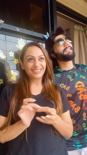 Ashita Dhawan Instagram - Yamraj ke saamne badi zubaan chalti hai tumhaari🙄
#shaadikesideeffects 😅
.
.
#husbandandwife #friendsforever #friends #partnerincrime #alwaysandforever #saileshgulabani #ashitadhwan #dabbangdhawan #reel