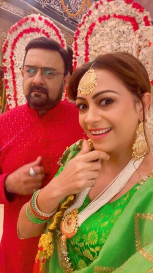 Ashita Dhawan Instagram - Hence proved,English is a very phunny language 😅
.
.
#dharampatnii #colorstv #coactors #friends #actors #bonding #timepass #haha #funny #comedy #reel #trending #trendingaudio #reel #amitsinghthakur #ashitadhawan #dabbangdhawan #ashybaby #balajitelefilms