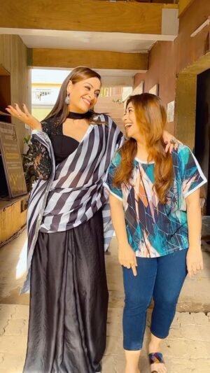 Ashita Dhawan Instagram - Sab log sab samjhtey bhai😅
Aur yeh humse acche kaun samajh sakta hai behen😅
.
.
#reunited #friends #naagin6 #coactors #since2006 #zaara #malinikapoor #ashitadhawan #dabbangdhawan #collaboration #fun #laugh #funny #women #womenoftheword #explore