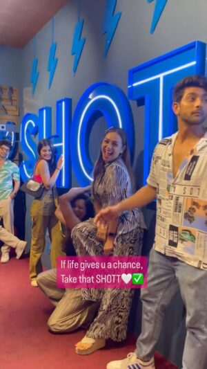 Ashita Dhawan Instagram - Life is all about taking THAT SHOTT!
An evening well spent with my loved ones @shottindia 
.
.
#DHAWANSWHOAREHAPPY #shottindia #shott #arcade #arcadegames #superfun #friends #chosenfamily #aneveningwellspent #games #bowling #mumbai #nightlife #ashitadhawan #dabbangdhawan