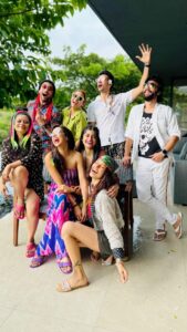 Ashita Dhawan Instagram - Dropping a lil energy on the gram for you to take out your gaddiyan and kickstart your weekend 🍻 Gadar 2.0 version by the dukkar gang😉 : . #happyfriday #weekend #thecrazyclan #gadar2