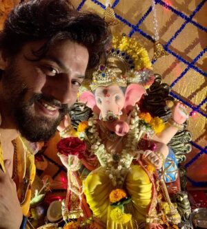 Ashita Dhawan Instagram - Happy Ganesh Chaturthi ❤️🙏 .. May HE bless Us All 🍀… 
GANPATI BAPPA MORIYA 🙏
.
.
#ganpatibappamorya #2023 #ganeshchaturthi #homesweethome #ritual #belief #faith #love #almighty 🙏