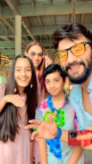 Ashita Dhawan Instagram - When I want them to hear the trending track 🎶 😆
.
.
#sundayfunday #familytime #weekend #goodvibes #reelitfeelit #fun #music #trending