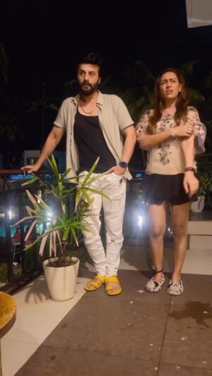 Ashita Dhawan Instagram - Ek macchar,ek sawaal khada kar sakta hai😅
.
.
#timepass #random #husbandandwife #quarrel #weekend #saturday #saileshgulabani #ashitadhawan #dabbangdhawan #dhawanswhoarehappy #dhawanandonly #reel