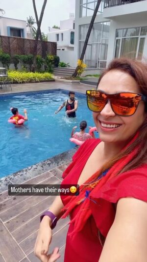 Ashita Dhawan Instagram - Coz too much of screen-time is not allowed 🏠 
.
.
#the4Gclan #family #wearefamily #holiday #us #hum #we #together #bonding #familytime #familygoals #mytwins #saileshgulabani #ashitadhawan #dabbangdhawan #dhawanswhoarehappy #dhawanandonly #reel #staycation #gratitude #omsairam