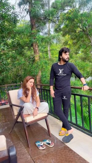 Ashita Dhawan Instagram - One is always right .. the other one is the husband 🤓
.
.
#relatable #husbandandwife #vacationmode #weekendgetaway #nature #fun #laugh #somewheretravel #green #chilling #goodvibes #love 🍀