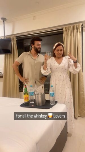 Ashita Dhawan Instagram - There are no bad whiskeys, There are only one as good as the others 🥃 
.
.
#happysunday #vacationmode #goodvibes #husbandandwife #beingahusband #whiskey #whiskeygram #reelsinstagram #somewheretravel #gratitude 🍀