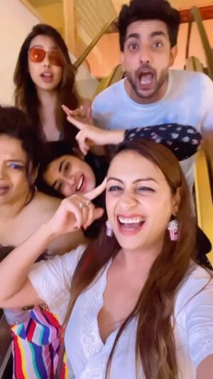 Ashita Dhawan Instagram - Coz it’s been super long since we met☺️
Yaad sataaye tum sab ki 😍
#escalatordiaries #yaadein 
.
.
#dharampatnii #friends #coactors #majormissing #pal #pyarkepal #disconights #ashitadhawan #dabbangdhawan #reel