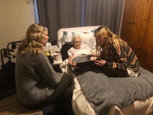 Ashleigh Cummings Instagram - Merry birthday time, nanny! Everybody tell me a story or something you learned from your nan! 😍🌷💙
