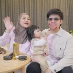 Atta Halilintar Instagram - Ya Allah Ayaaang make up in papata🤣 Jadi mamanur tu lagi make up tapi Ameena ikut guys Rate ya hasil make up mamanur pake @berl_official 🥰