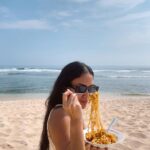 Aulia Sarah Instagram - haha hihi di pantai Jogja, terima kasih November ❤︎₊ ⊹🌊🌤️