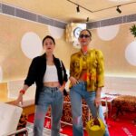 Aulia Sarah Instagram - ku kira Camila Mendes dan @bellahadid 😛🤪😎🤭 ternyata ARA dan KUMALA @pertaruhantheseries @vidiooriginals @screenplayfilms_id 💛🖤🤍🩵