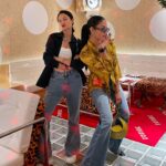Aulia Sarah Instagram - ku kira Camila Mendes dan @bellahadid 😛🤪😎🤭 ternyata ARA dan KUMALA @pertaruhantheseries @vidiooriginals @screenplayfilms_id 💛🖤🤍🩵