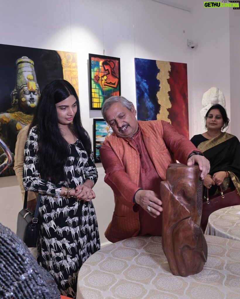 Avani Modi Instagram - Only an artist can understand the hard work, dedication, pain and efforts it takes to create such magnificent work. My best wishes to all the artist who participated in the exhibition. May you all concur the world with your skills. Thank you @smrutisirsat for having me there to cut was the magic of the art. @tajmahalmumbai @preetamsingh_07