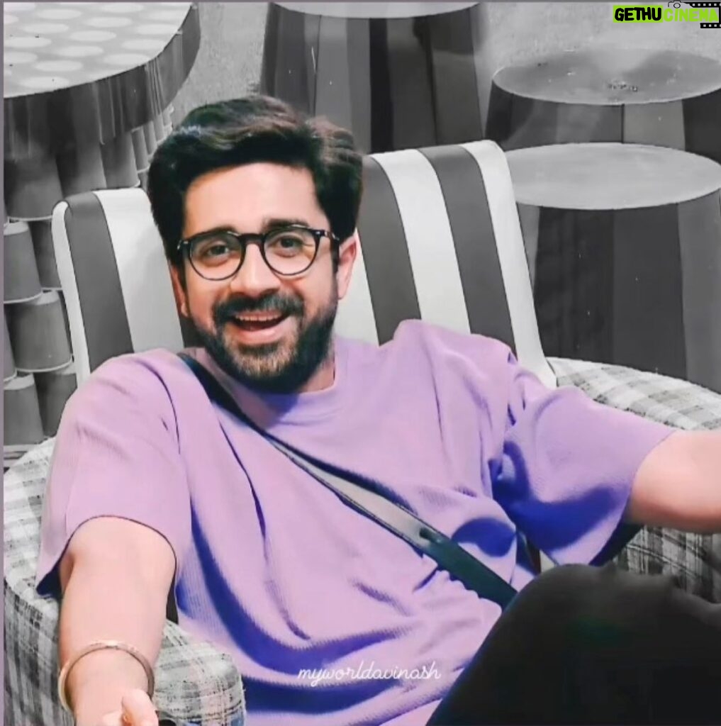 Avinash Sachdev Instagram - Begin your Sunday with this bright smile of our #Herono1 😍💜 Are you’ll liking his game in the biggboss house , don’t forget to watch him live only on @officialjiocinema #AvinashSachdev #AvinashVijaySachdev #AVS #Sachkadev #Avinashinbiggboss #Avinashinbbott #Biggbossott #Avinashkipaltan #lionofthejungle