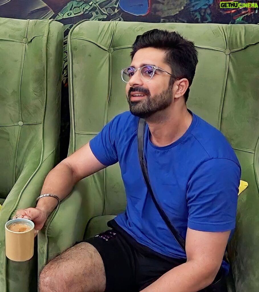 Avinash Sachdev Instagram - Subah ki shuruwat humare #HeroNo1 aur ek cup chai ke saath 😍❤ Keep voting for our guy right here only on @officialjiocinema ! Link in Bio 🤩 #AvinashSachdev #AvinashVijaySachdev #AVS #Sachkadev #Avinashinbiggboss #Avinashinbbott #Biggbossott #Avinashkipaltan #lionofthejungle